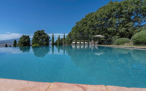 Orcia Panoramic View With Pool: Wasser, Himmel, Pflanze, Azurblau, Schwimmbad, Baum, Wolke, Natürliche Landschaft, Freizeit, Landschaft