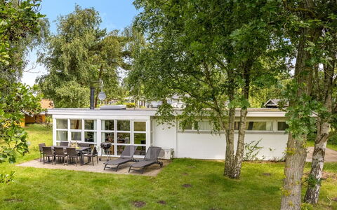 Thara - 100M from the Sea: Hütte, Schatten, Garten, Estate, Rasen, Garten, Bauernhaus, Landscaping, Park, Hinterhof