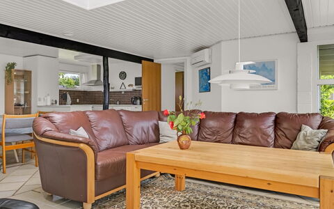 Thara - 100M from the Sea: Möbel, Interior Design, Flooring, Fussboden, Couch, Holz, Decke, Holzboden, Wohnzimmer, Zimmer