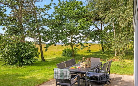 Thara - 100M from the Sea: Möbel, Gartenmöbel, Stuhl, Tabelle, Tisch Im Freien, Garten, Grundstueck, Rasen, Schatten, Küche & Esszimmer Tisch