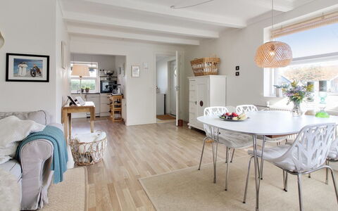 Thorgny - 900M from the Sea: Decke, Flooring, Interior Design, Fussboden, Verbundwerkstoff, Möbel, Resort, Hotel, Design, Daylighting