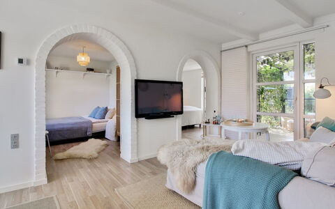Thorgny - 900M from the Sea: Decke, Flooring, Interior Design, Fussboden, Verbundwerkstoff, Möbel, Resort, Hotel, Design, Daylighting