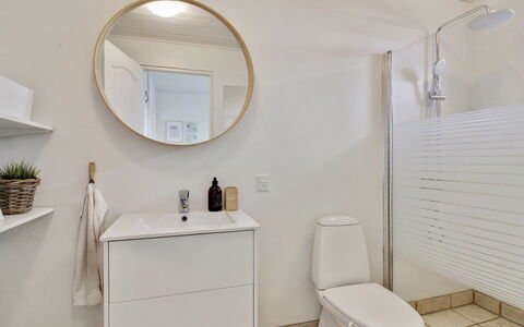 Thorgny - 900M from the Sea: Decke, Flooring, Interior Design, Fussboden, Verbundwerkstoff, Möbel, Resort, Hotel, Design, Daylighting