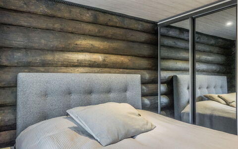 Vaaranpää: Schlafzimmer, Holz, Bett, Interior Design, Flooring, Möbel, Bedding, Fussboden, Bettdecke, Bettrahmen