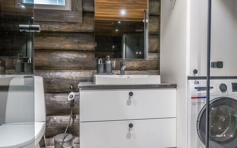 Vaaranpää: Flooring, Armatur, Interior Design, Fussboden, Sinken, Zapfhahn, Badezimmerschrank, Badezimmer, Installation, Fliese