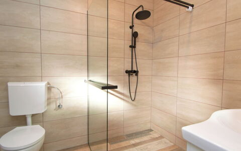 Aurora: Armatur, Duschkopf, Badezimmer, Dusche, Holz, Interior Design, Flooring, Fussboden, Installation