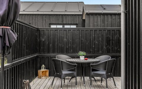 Malomir - 500M from the Sea: Decke, Flooring, Interior Design, Fussboden, Verbundwerkstoff, Möbel, Resort, Hotel, Design, Daylighting