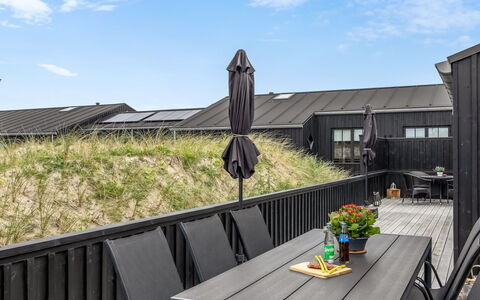 Malomir - 500M from the Sea: Decke, Flooring, Interior Design, Fussboden, Verbundwerkstoff, Möbel, Resort, Hotel, Design, Daylighting