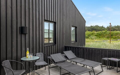 Malomir - 500M from the Sea: Decke, Flooring, Interior Design, Fussboden, Verbundwerkstoff, Möbel, Resort, Hotel, Design, Daylighting
