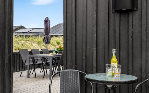 Malomir - 500M from the Sea: Decke, Flooring, Interior Design, Fussboden, Verbundwerkstoff, Möbel, Resort, Hotel, Design, Daylighting