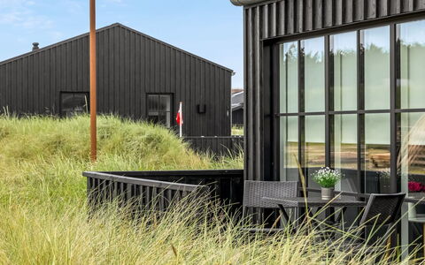 Malomir - 500M from the Sea: Decke, Flooring, Interior Design, Fussboden, Verbundwerkstoff, Möbel, Resort, Hotel, Design, Daylighting