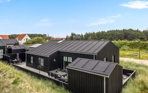 Malomir - 500M from the Sea: Decke, Flooring, Interior Design, Fussboden, Verbundwerkstoff, Möbel, Resort, Hotel, Design, Daylighting