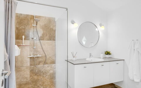 Malomir - 500M from the Sea: Flooring, Interior Design, Armatur, Fussboden, Badezimmer, Badezimmerschrank, Decke, Installation, Light Fixture, Sinken
