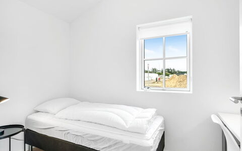 Malomir - 500M from the Sea: Einfrieren, Daylighting, Winter, Schlafzimmer, Schnee, Bedding, Eiskappe, Bett