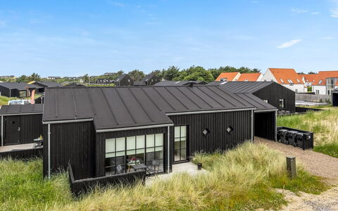 Malomir - 500M from the Sea: Decke, Flooring, Interior Design, Fussboden, Verbundwerkstoff, Möbel, Resort, Hotel, Design, Daylighting