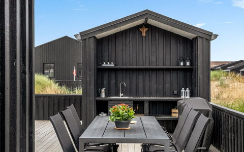 Malomir - 500M from the Sea: Decke, Flooring, Interior Design, Fussboden, Verbundwerkstoff, Möbel, Resort, Hotel, Design, Daylighting