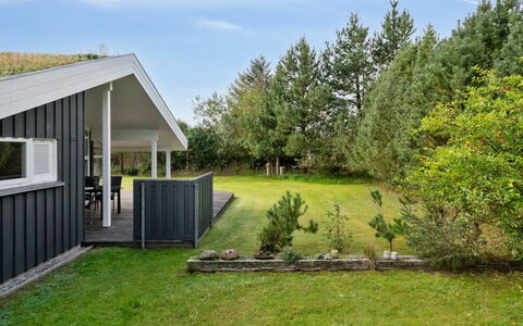 Sigbritt - 2.6Km from the Sea: Schwimmbad, Gartenmöbel, Möbel, Resort, Flagstone, Eco Hotel, Schatten, Stuhl, Freizeit, Estate