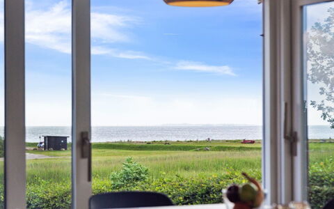 Nora - 100M from the Sea: Möbel, Interior Design, Flooring, Holz, Fussboden, Decke, Holzboden, Stuhl, Tabelle, Beleuchtung