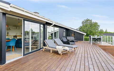 Nora - 100M from the Sea: Möbel, Interior Design, Flooring, Holz, Fussboden, Decke, Holzboden, Stuhl, Tabelle, Beleuchtung