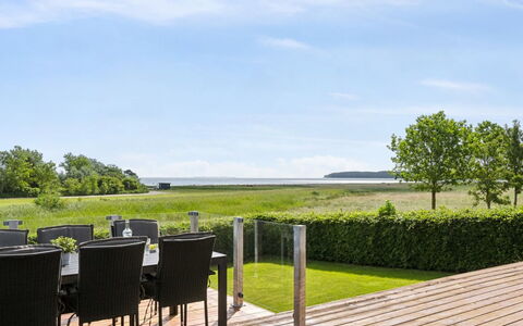 Nora - 100M from the Sea: Möbel, Interior Design, Flooring, Holz, Fussboden, Decke, Holzboden, Stuhl, Tabelle, Beleuchtung