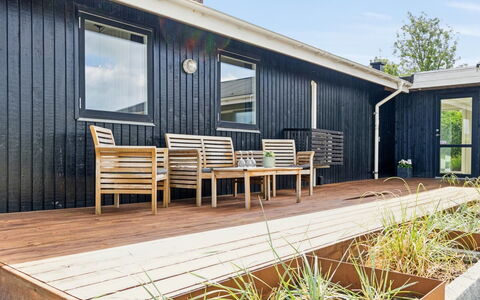 Nora - 100M from the Sea: Möbel, Interior Design, Flooring, Holz, Fussboden, Decke, Holzboden, Stuhl, Tabelle, Beleuchtung