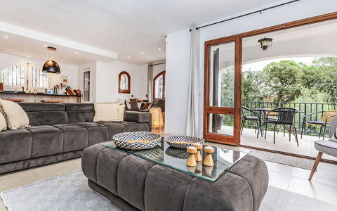 Gavarres: Möbel, Interior Design, Flooring, Couch, Fussboden, Holz, Zimmer, Wohnzimmer, Tabelle, Decke