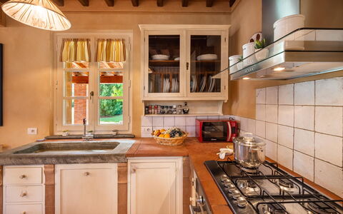 Le Vigne 4: Countertop, Cabinetry, Eigentum, Spüle, Sinken, Küche, Herd, Zapfhahn, Gasherd, Holz
