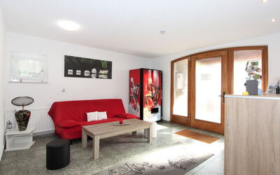Seefeld in Tirol 101: Möbel, Bilderrahmen, Tabelle, Komfort, Gebäude, Pflanze, Interior Design, Holz, Zimmerpflanze, Fussboden