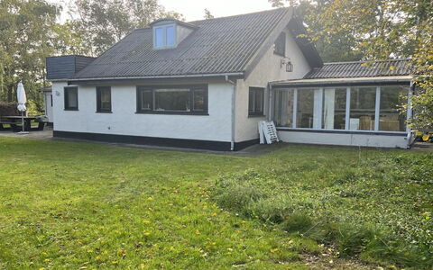 Kirsi - 200M from the Sea: Dach, Zuhause, Tür, Hütte, Schatten, Abstellgleis, Garten, Estate, Hinterhof