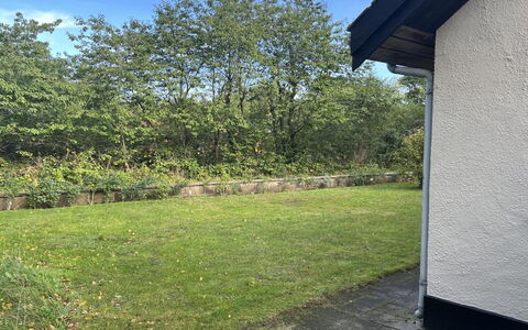 Kirsi - 200M from the Sea: Dach, Zuhause, Tür, Hütte, Schatten, Abstellgleis, Garten, Estate, Hinterhof
