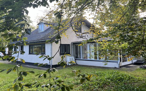 Kirsi - 200M from the Sea: Dach, Zuhause, Tür, Hütte, Schatten, Abstellgleis, Garten, Estate, Hinterhof