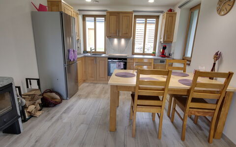 Kořenov 652: Möbel, Tabelle, Holz, Interior Design, Fenster, Fussboden, Küche, Flooring, Cabinetry, Wohnzimmer