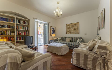 A Un Minuto Dal Mare - Bogliasco, Liguria: Möbel, Bilderrahmen, Eigentum, Regal, Holz, Gebäude, Interior Design, Komfort, Beleuchtung, Bücherregal