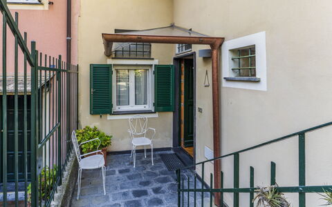 A Un Minuto Dal Mare - Bogliasco, Liguria: Gebäude, Pflanze, Eigentum, Fenster, Holz, Nachbarschaft, Haus, Tür, Veranda, Fassade
