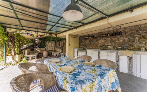 A Un Minuto Dal Mare - Bogliasco, Liguria: Tabelle, Möbel, Eigentum, Pflanze, Stuhl, Beleuchtung, Interior Design, Tischdecke, Baum, Grundeigentum