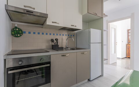 A Due Passi da Camogli 2, Seaview, Wifi: Cabinetry, Gebäude, Küchengerät, Herd, Countertop, Küche, Haushaltsgerät, Cooktop, Interior Design, Herd