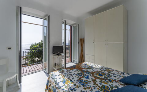 A Due Passi da Camogli 2, Seaview, Wifi: Möbel, Gebäude, Komfort, Azurblau, Holz, Schatten, Bett, Interior Design, Fussboden