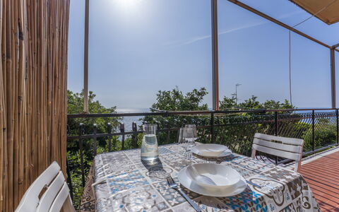 A Due Passi da Camogli 2, Seaview, Wifi: Tabelle, Himmel, Möbel, Eigentum, Pflanze, Geschirr, Stuhl, Fenster, Azurblau, Gebäude