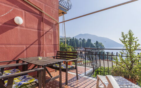 A Due Passi da Camogli, Seaview with Terrace, Wifi: Himmel, Tabelle, Eigentum, Gebäude, Pflanze, Holz, Wasser, Baum, Schatten, Gartenmöbel