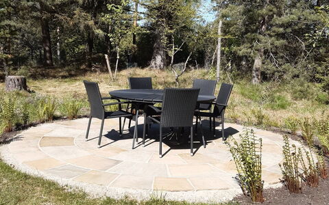 Fulla - 650M from the Sea: Möbel, Gartenmöbel, Tisch Im Freien, Tabelle, Stuhl, Flagstone, Ground, Garten, Schatten, Hinterhof