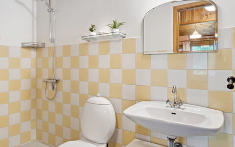 Fulla - 650M from the Sea: Badezimmer, Toilleten Sitz, Armatur, Toilette, Flooring, Interior Design, Fussboden, Bad Sink, Sinken, Installation