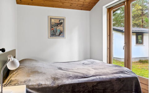 Fulla - 650M from the Sea: Bett, Schlafzimmer, Interior Design, Wand, Holz, Bettdecke, Decke, Möbel, Flooring, Bedding