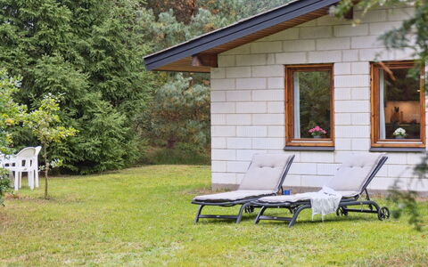 Fulla - 650M from the Sea: Hütte, Garten, Rasen, Gartenmöbel, Hinterhof, Gartenbauten, Landscaping, Schatten, Garten, Bauernhaus
