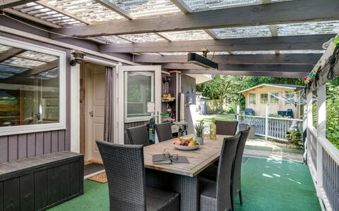 Meo - 30Km from the Sea: Dach, Haus, Zuhause, Hütte, Tür, Abstellgleis, Deck, Veranda, Planke, Hartholz