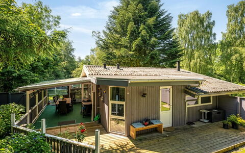 Meo - 30Km from the Sea: Dach, Haus, Zuhause, Hütte, Tür, Abstellgleis, Deck, Veranda, Planke, Hartholz