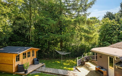 Meo - 30Km from the Sea: Dach, Haus, Zuhause, Hütte, Tür, Abstellgleis, Deck, Veranda, Planke, Hartholz