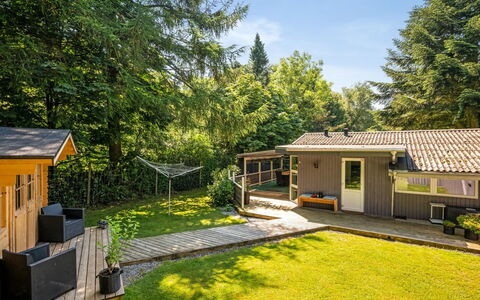 Meo - 30Km from the Sea: Dach, Haus, Zuhause, Hütte, Tür, Abstellgleis, Deck, Veranda, Planke, Hartholz