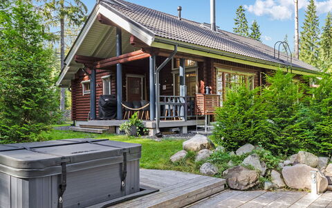 Villa Usva: Bett, Möbel, Schlafzimmer, Interior Design, Bedding, Bettdecke, Flooring, Holz, Fussboden, Zimmer