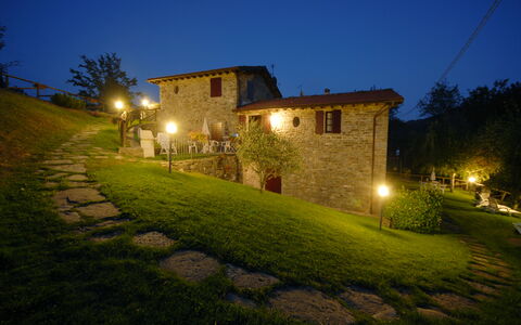 La Vecchia Fornace La Piastra Apartments - Abetone: Hütte, Nacht, Estate, Hinterhof, Landscaping, Garten, Rasen, Garten, Bauernhaus, Dorf