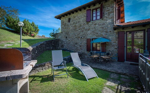 La Vecchia Fornace La Piastra Apartments - Abetone: Himmel, Eigentum, Gebäude, Pflanze, Wolke, Fenster, Azurblau, Schatten, Stuhl, Gartenmöbel